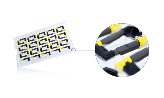 Tray mit Kundenbauteil und montierter KAPSTO® Schutzkappe. Tray mit Kundenbauteil und montierter KAPSTO? Schutzkappe.